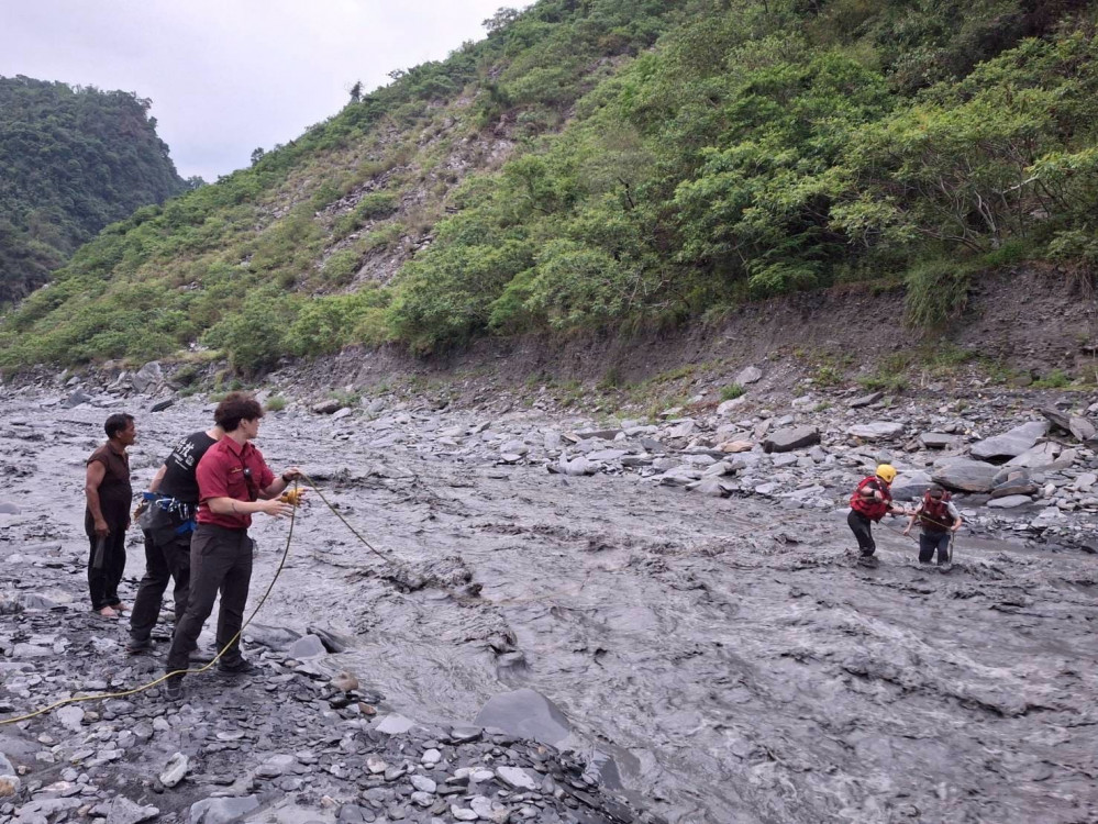 茂林消防分隊成功救援山洪受困民眾　籲雨季慎防溪水暴漲