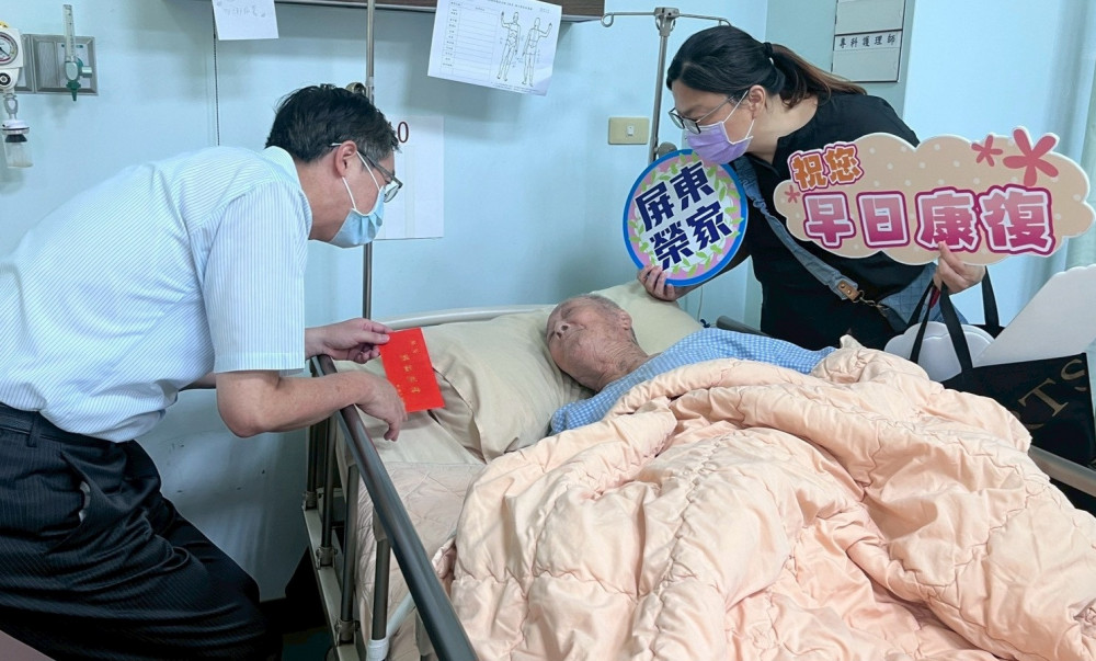 屏東榮家端節送愛 關懷住院榮民長輩