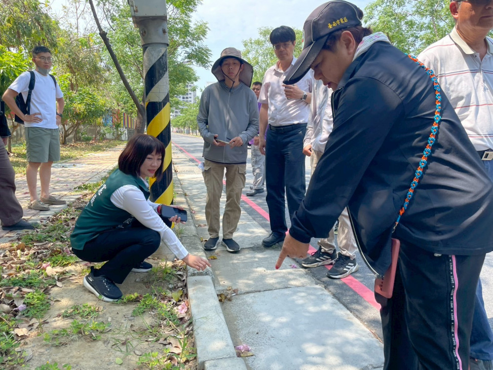 通學步道完工不到5個月竟出現地磚剝落、積水坑洞 蔡筱薇怒批： 驗收機制出現很大的問題