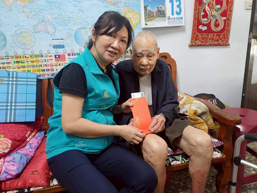 嘉義榮服處端節前探訪獨居年長榮民眷 致贈慰問金 