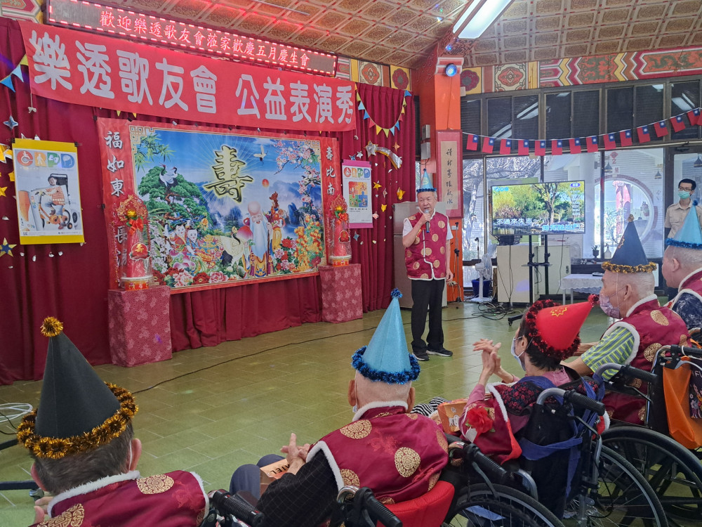 樂透歌友會與佳里榮家住民長輩共聚歡唱5月慶生會