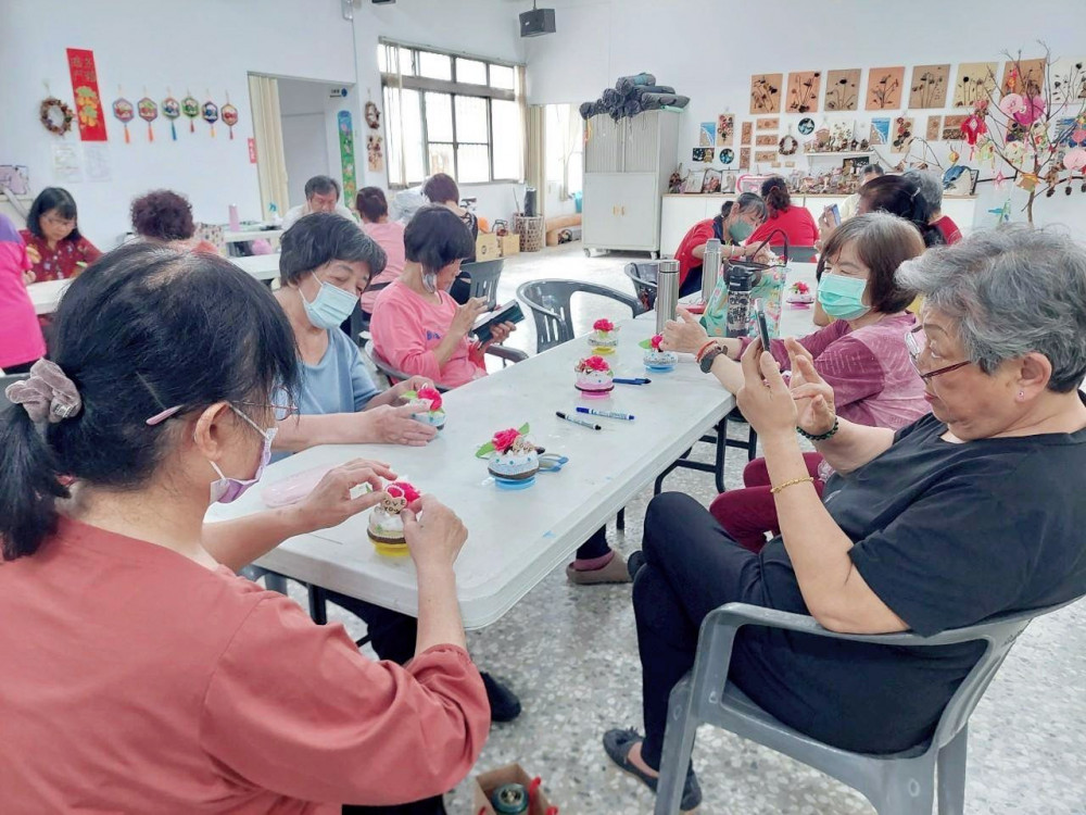 嘉榮院忠和C據點帶領社區榮眷手作專屬母親節禮物