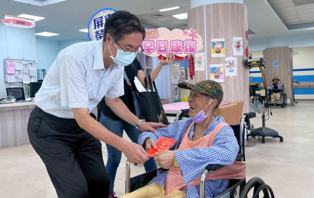 屏東榮家端節送愛 關懷住院榮民長輩
