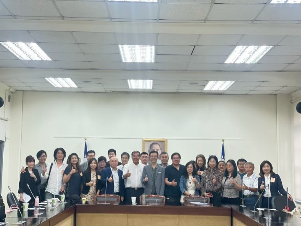 兩大長照協會赴立院請願，盼政府完善長照政策，爭取突破經營困境。