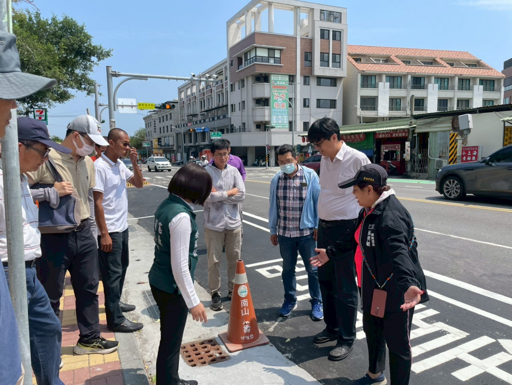 通學步道完工不到5個月竟出現地磚剝落、積水坑洞 蔡筱薇怒批： 驗收機制出現很大的問題