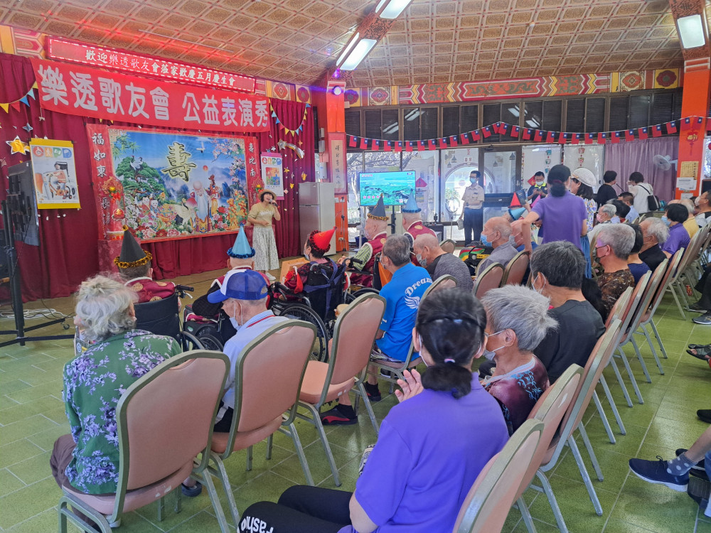 樂透歌友會與佳里榮家住民長輩共聚歡唱5月慶生會