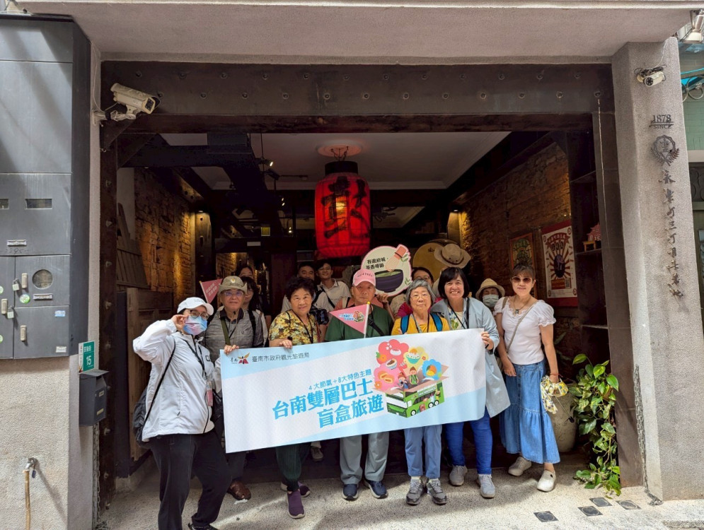 臺南雙層巴士盲盒旅遊啟航 春遊府城探訪百年茶行×體驗茶藝美食