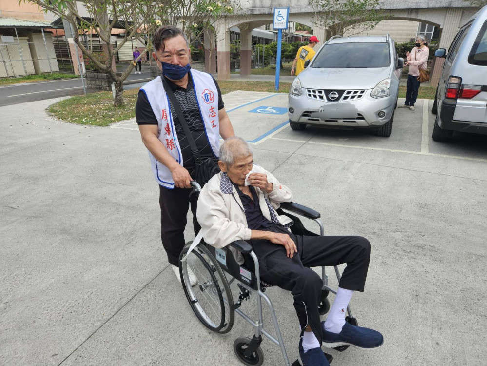 屏東榮服處協助91歲獨居榮民安置榮家照顧