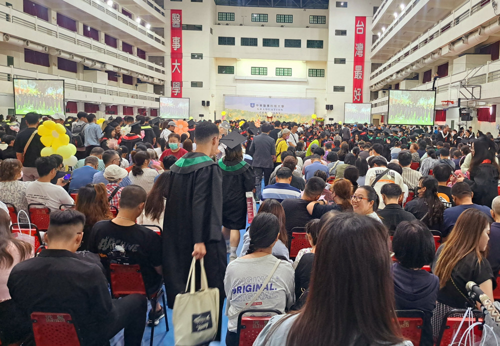 中華醫大畢典溫馨圓滿 5旬夫妻檔胡明芳高玉娟攜手圓夢完成碩士學位