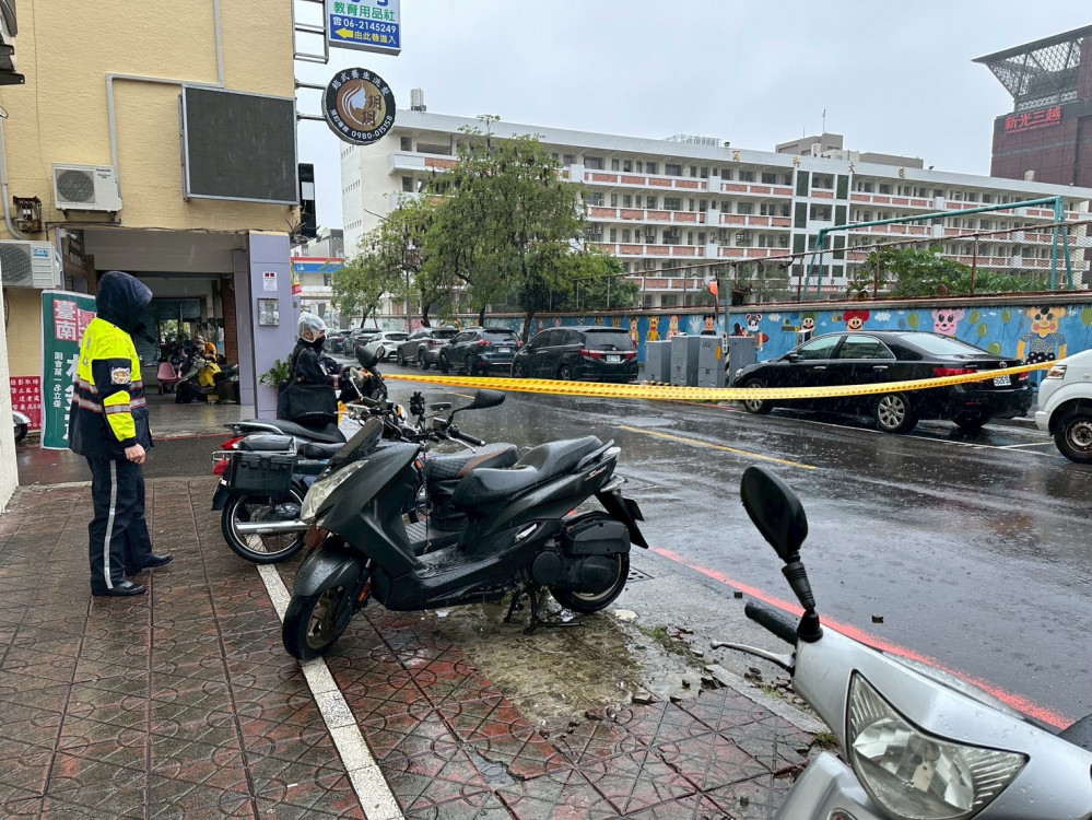 西南風南部劇降雨致路樹倒塌！南警交管確保安全