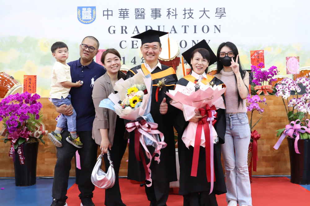 中華醫大畢典溫馨圓滿 5旬夫妻檔胡明芳高玉娟攜手圓夢完成碩士學位