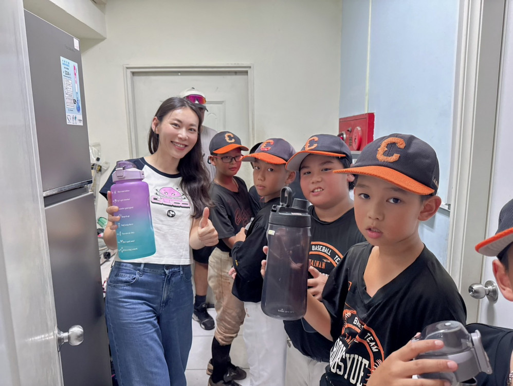捐贈崇學國小少棒淨水器 曾之婕期勉球員再創佳績