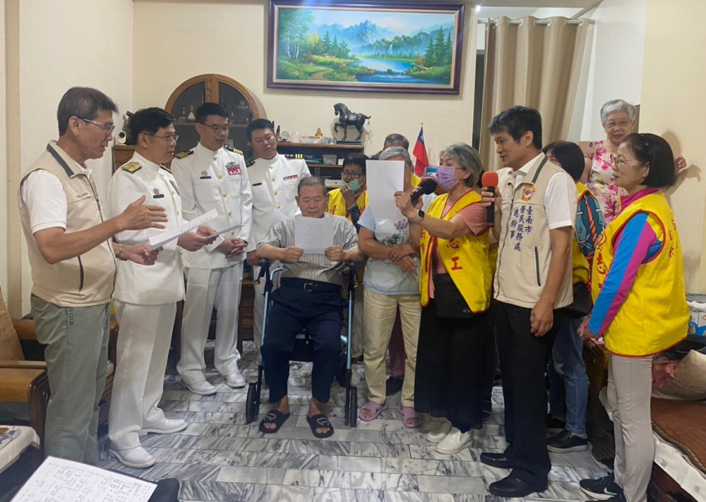 榮民郭燕潁獲頒保衛臺灣紀念章 臺南榮服處同感榮耀