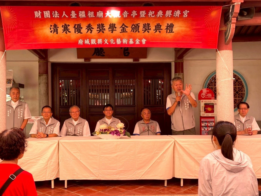 大觀音亭興濟宮頒發清寒優秀學子獎助學金 33學子受惠
