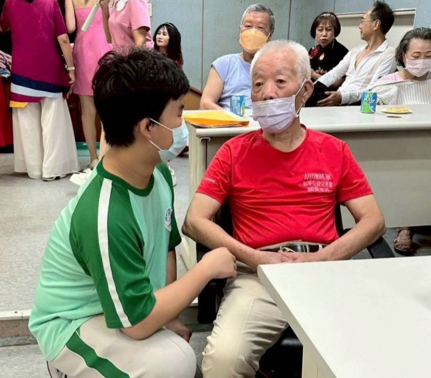 花蓮榮家慶生懷舊老歌撫慰長輩 上騰工商學子與住民同樂