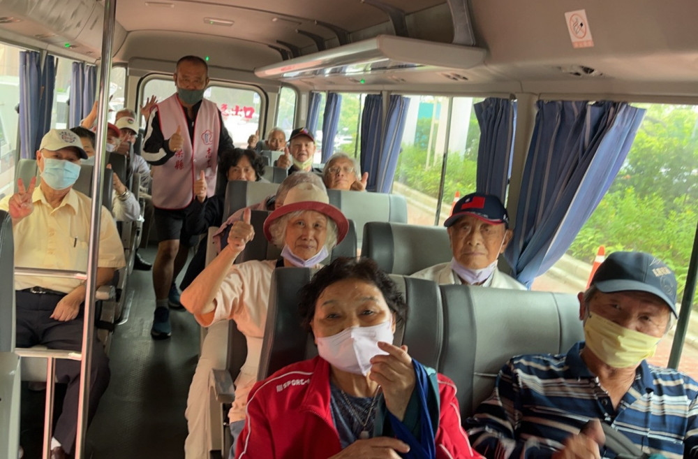 苗栗榮服處結合榮欣志工退軍社團就醫專車溫馨服務榮民眷