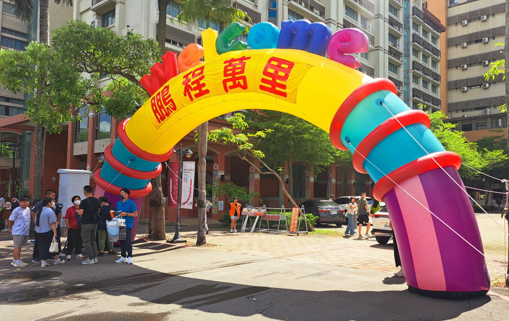 中華醫大畢典溫馨圓滿 5旬夫妻檔胡明芳高玉娟攜手圓夢完成碩士學位