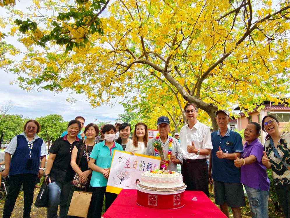 屏東榮家住民伯伯慶生 繽紛黃金雨饗宴呷百二