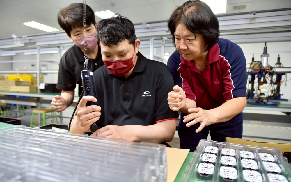 勞動部助重度聽障技術員穩定就業 這2計畫當後盾