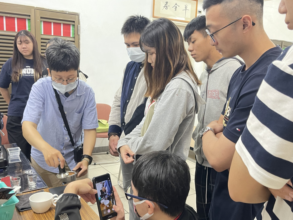 金大觀光系辦CBS咖啡證照檢定實作體驗 強化學生專業力