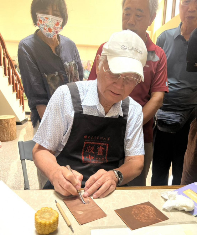 版畫之父廖修平-美柔丁版畫示範教學圓滿達陣  黃世團：感謝老師
