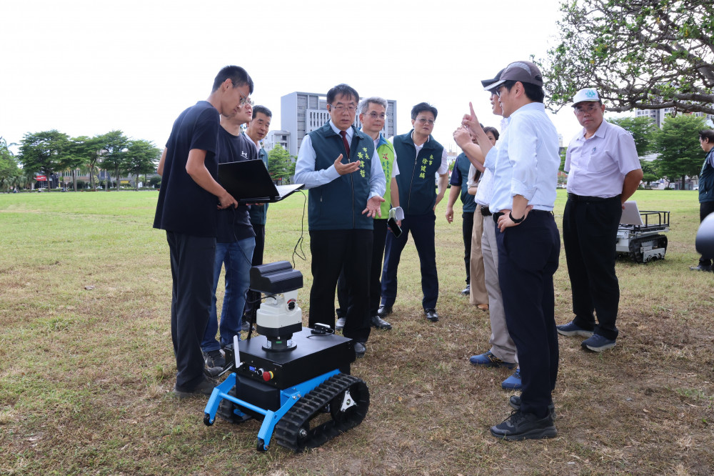 工研院與臺南業者展示智慧農機 黃偉哲：擴大市政應用