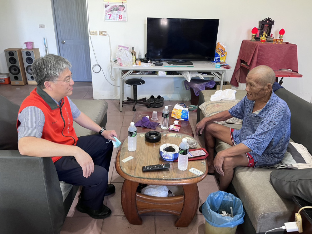 屏東榮服處首長至屏市區探視榮民眷 關懷協助日常生活服務需求