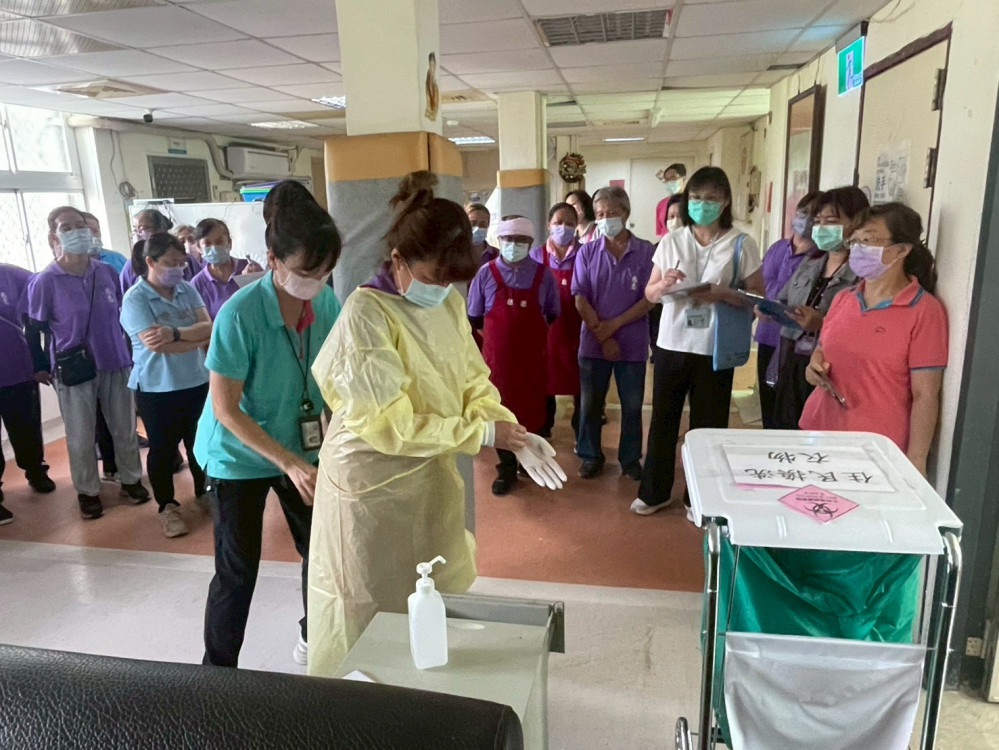 屏東榮家新冠防疫實地演練 強化照護機構應變能力