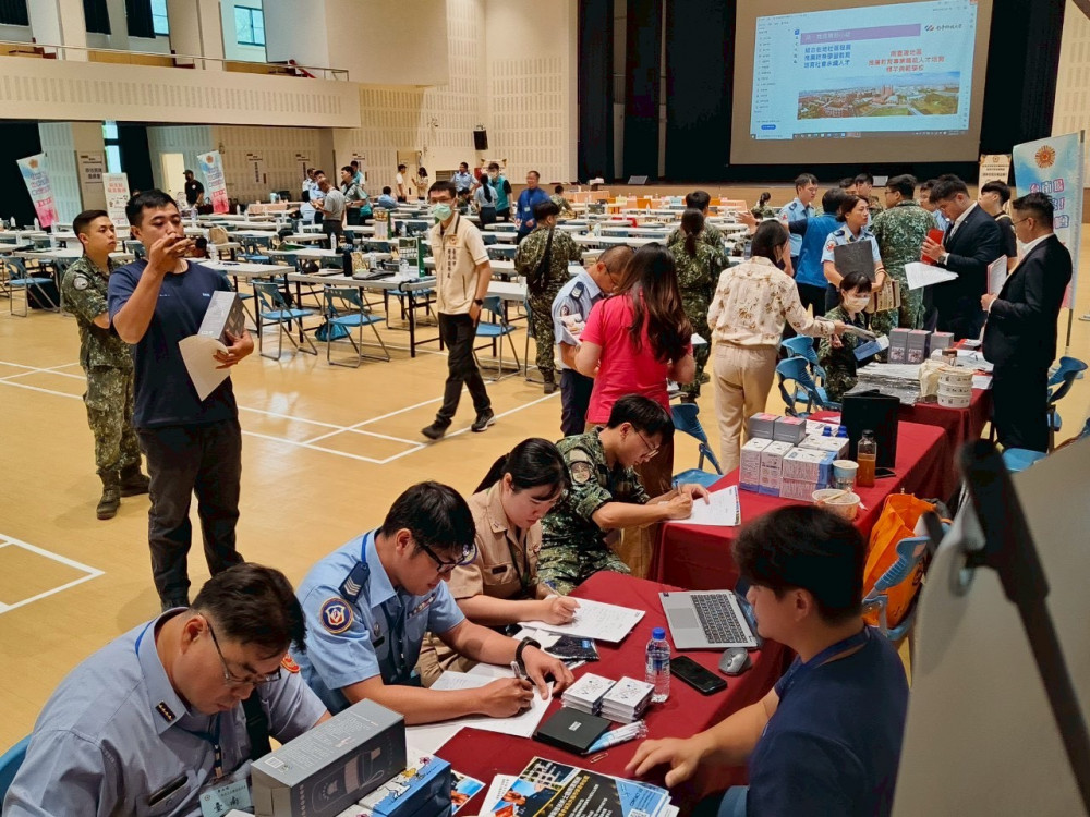臺南榮服處結合勞動部南分署辦屆退官兵說明 提供多元就業機會