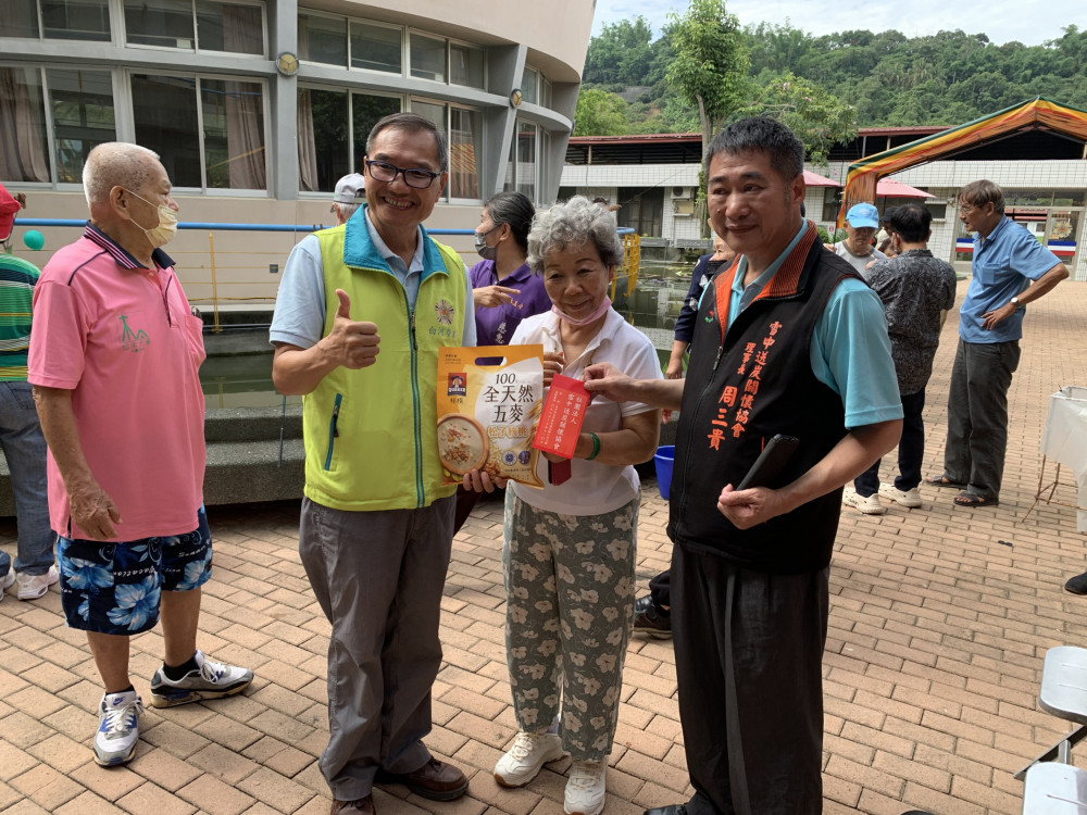 白河榮家感謝雪中送炭關懷協會贈泰國蝦 與住民長者釣蝦同樂