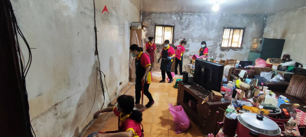 新北市金屬門窗公會總動員 幫助淡水山區阿嬤整修家園