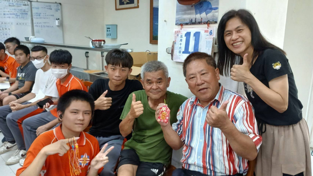 花蓮高工志工關懷服務榮家！住民長輩滿滿感動