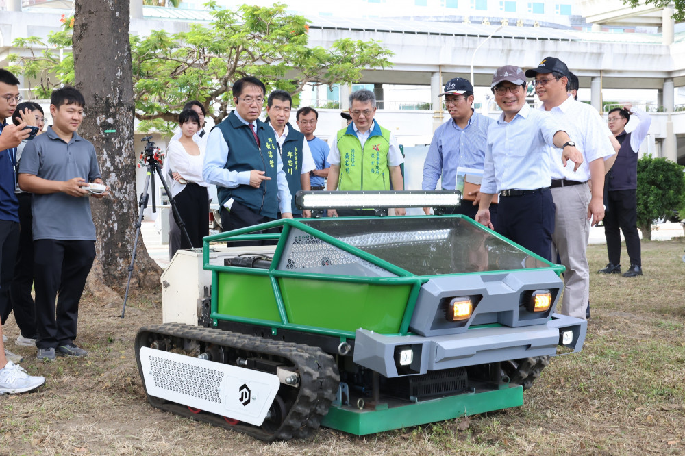 工研院與臺南業者展示智慧農機 黃偉哲：擴大市政應用