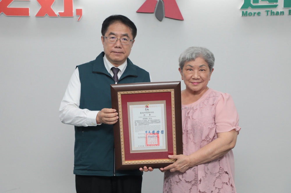 9旬林沖鑽石歌王獲頒臺南榮譽市民
