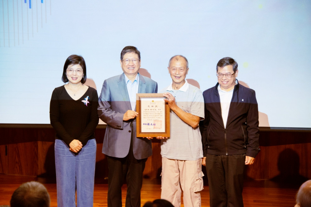 新竹縣國寶瓦作匠師傅明光　榮獲第44屆行政院文化獎
