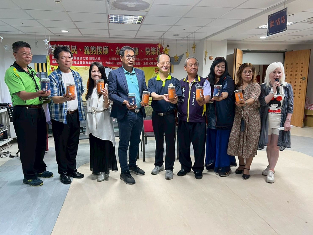 佳里榮家感謝民間社團關懷住民 為長輩義剪保健推拿演奏薩克斯風