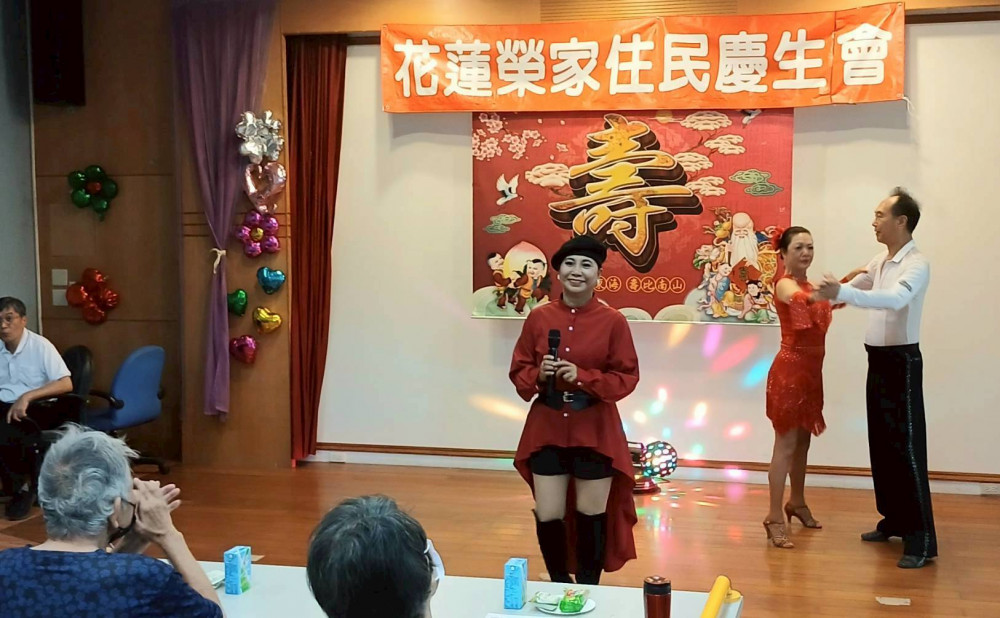 花蓮榮家慶生懷舊老歌撫慰長輩 上騰工商學子與住民同樂