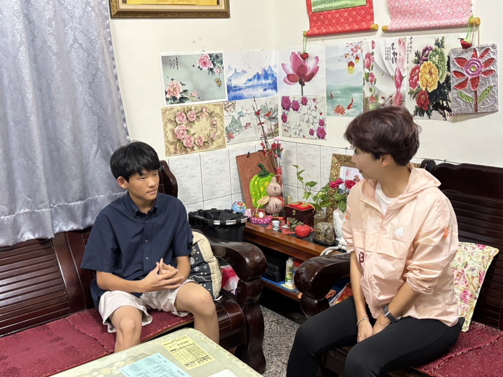 立法委員陳亭妃請益全國狀元陳胤泰「高分心法」並且鼓勵安心追夢