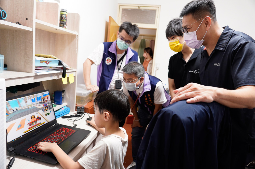 公益不間斷！微星科技10年捐千萬筆電 助新北市弱勢迎向新生活