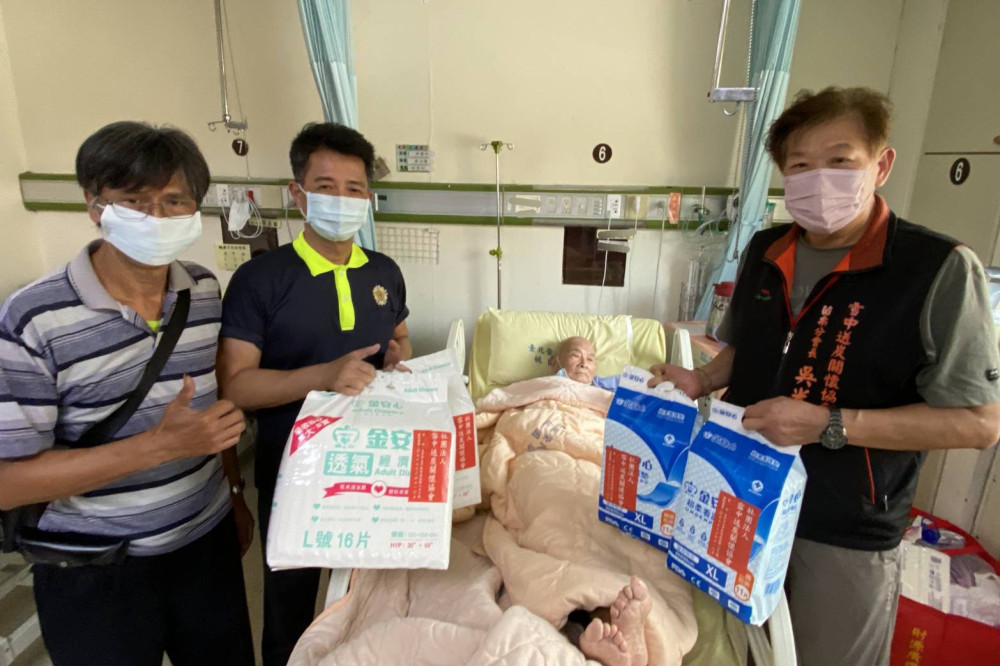 苗栗榮服處轉贈愛心物資關懷臥床榮民眷