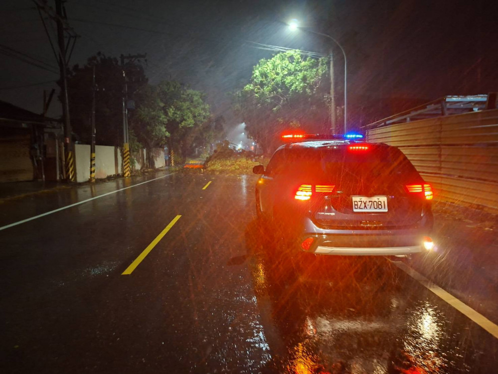 颱風狂風吹襲一夜 南警守護用路人安全