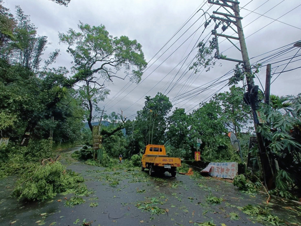 丹娜絲颱風造成南投2萬多戶停電  台電積極搶修中