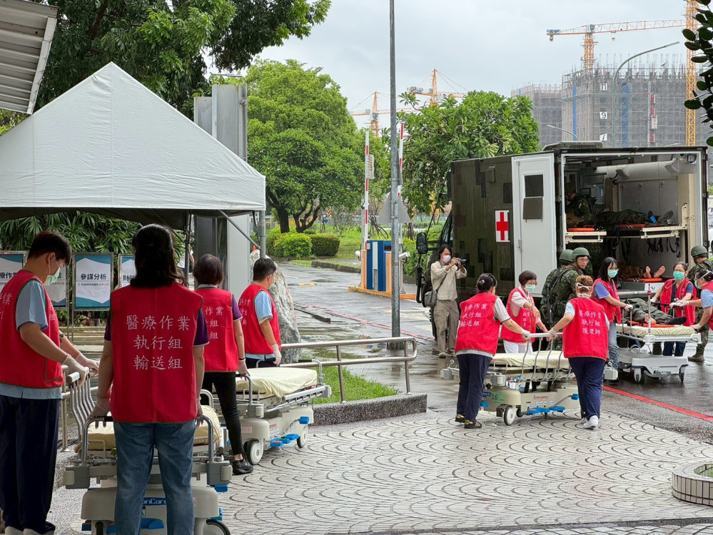 退輔會嚴德發與軍備視察高榮南院戰傷醫療處置演練 肯定聯防運作能量