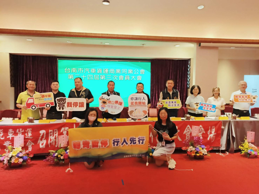 監理站向臺南貨運業擴大宣導「轉彎暫停」等正確駕駛習慣