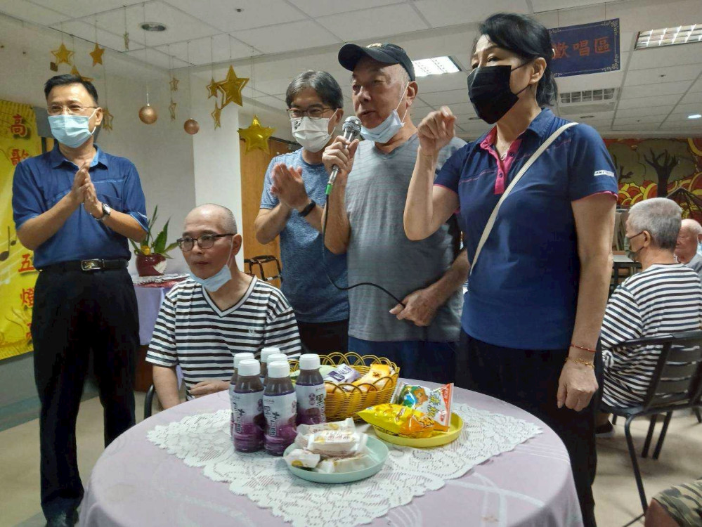 佳里榮家感謝慶福基金會捐贈涼感衣 關懷住民長輩