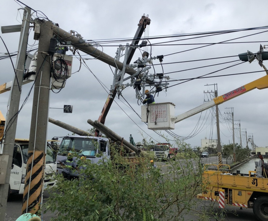 台電拼搶修復電！丹娜絲颱肆虐臺南動員跨全台15區處支援