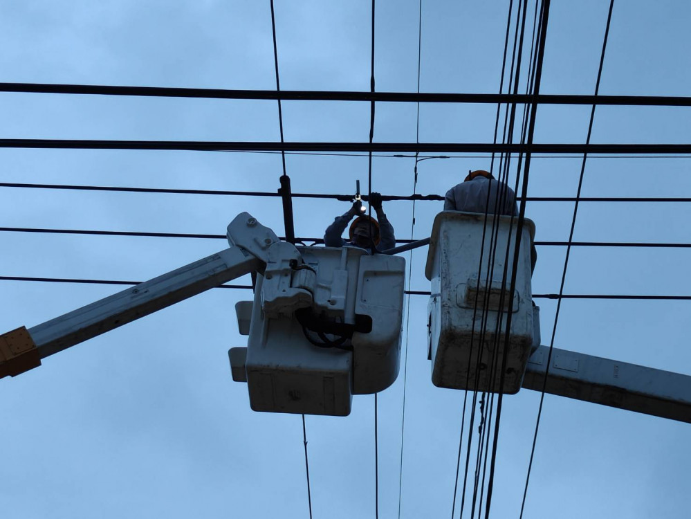 颱風侵襲台南致 21 萬戶停電 台電全力搶修中