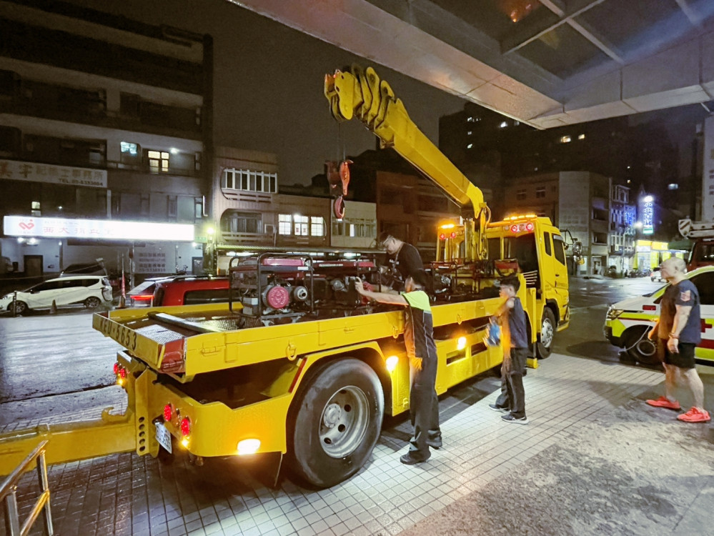 同島一命、城市互助　屏東縣遭豪雨來襲竹市府派遣機具支援南下救災
