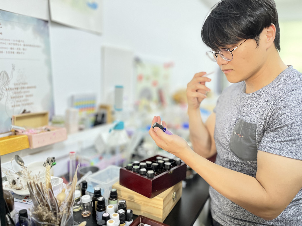 嘉藥陳晁嘉開啟香氛新人生 從醫學資訊到調香奪冠