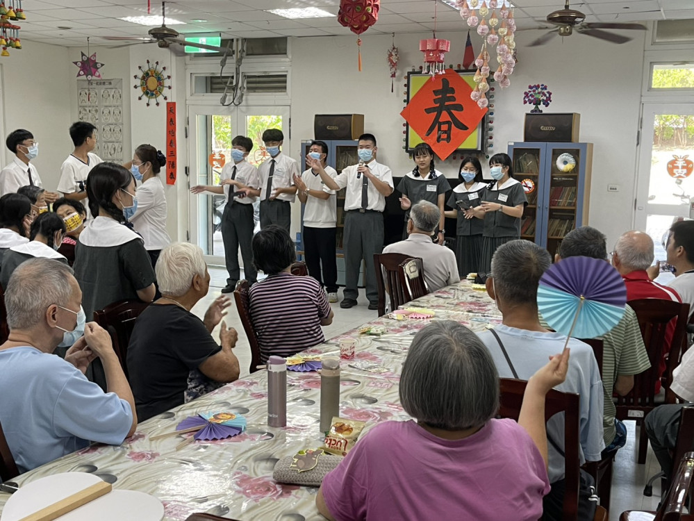 花蓮慈大暑期醫療志工營 前進榮家共譜幸福祖孫情